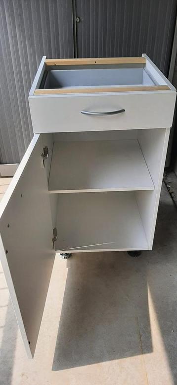 Strake witte keukenkast