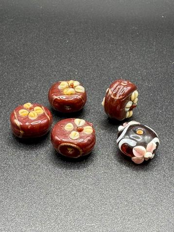 Vintage glaskralen met bloemmotief - 5 stuks beschikbaar voor biedingen