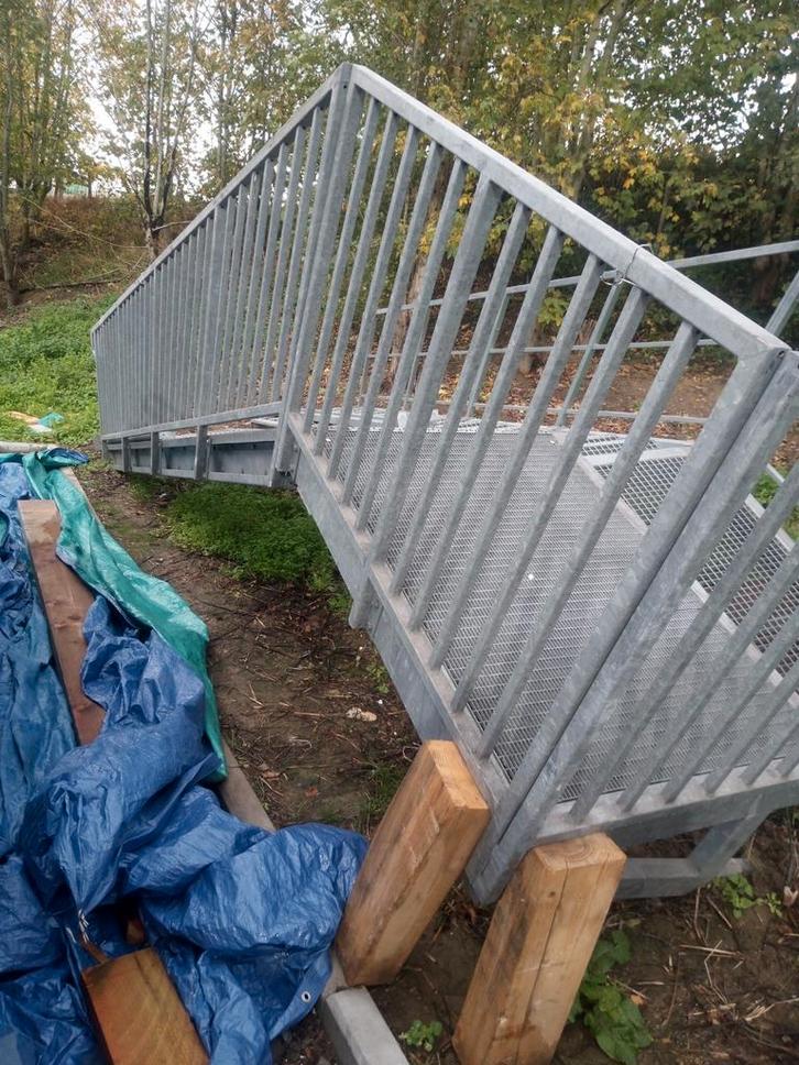 TRAP BORDES IJZER METAL GEGALVANISEERDE HOUT, Doe-het-zelf en Verbouw, Ladders en Trappen, Zo goed als nieuw, Minder dan 2 meter