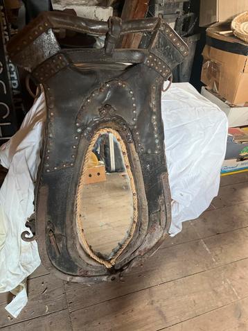 Antiek paardentuig met spiegel. Ca 90 cm br 45 cm. Moo beschikbaar voor biedingen
