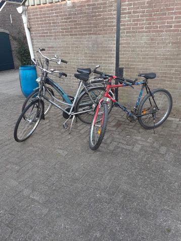 2 stations fietsen en een mountainbike  beschikbaar voor biedingen
