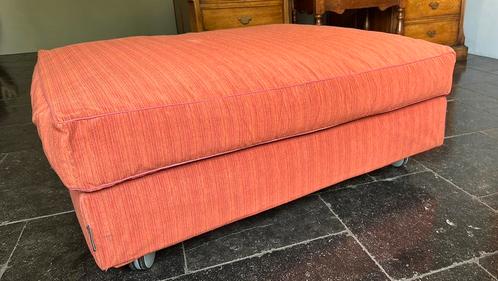 Linteloo Poef Steenrood met Wieltjes, Huis en Inrichting, Banken | Voetenbanken en Poefen, Zo goed als nieuw, 75 tot 100 cm, Vierkant
