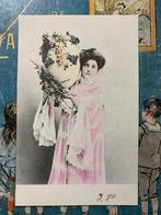 Pasen - Dame in roze jurk met paaseivaas, Ophalen of Verzenden, Voor 1920, Ongelopen, Feest(dag)