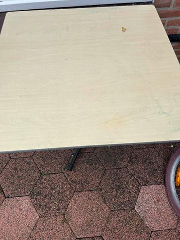 Vierkante tafel - 80x80 cm beschikbaar voor biedingen