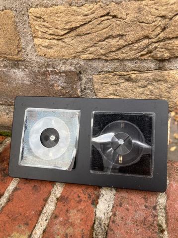 Zwart dubbel stopcontact beschikbaar voor biedingen