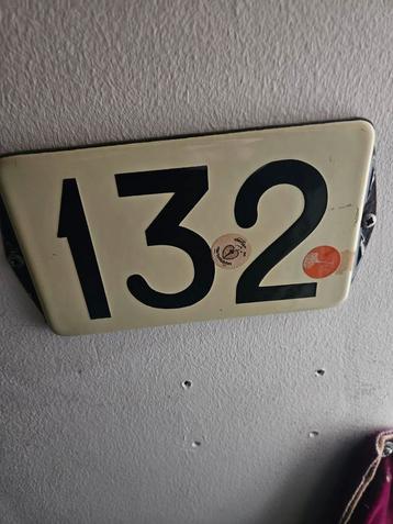 Vintage Kamer Nummer Borden beschikbaar voor biedingen