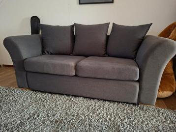 Antraciet 2-zits bank, moet ZSM weg.  beschikbaar voor biedingen