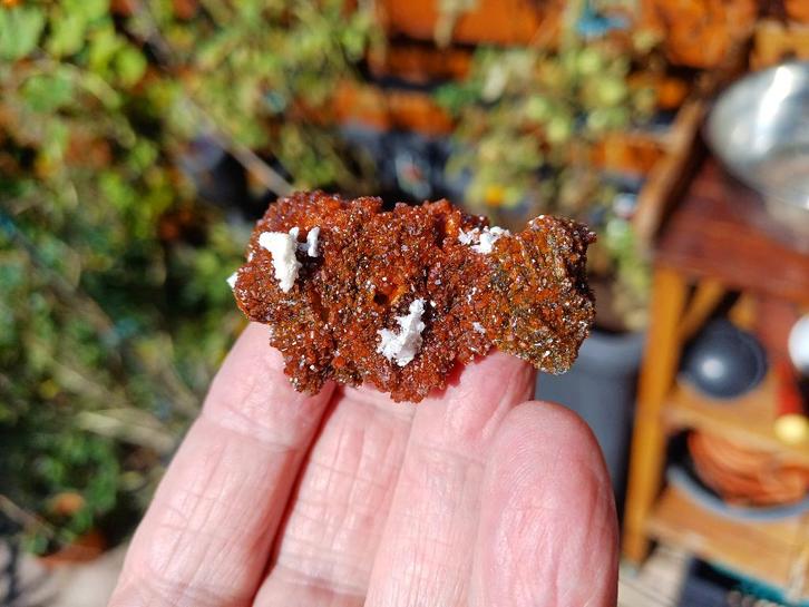 VA03 Glinsterende Vanadiniet Bariet Calciet Mibladen Marokko, Verzamelen, Mineralen en Fossielen, Mineraal, Ophalen of Verzenden