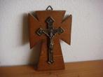 Koperen kruisje op houten hanger, Ophalen of Verzenden, Christendom | Katholiek, Zo goed als nieuw