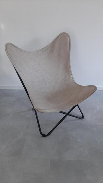 Vlinderstoel beige ecru stof en zwart metalen poot japandi beschikbaar voor biedingen