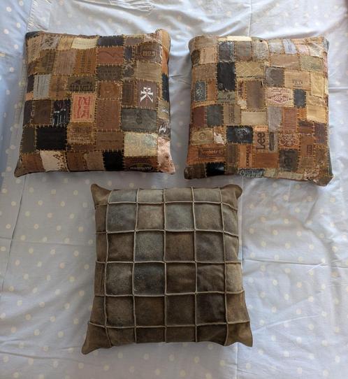 3 leren sierkussens, vintage labels, Huis en Inrichting, Woonaccessoires | Kussens, Gebruikt, Bruin, Vierkant, Ophalen