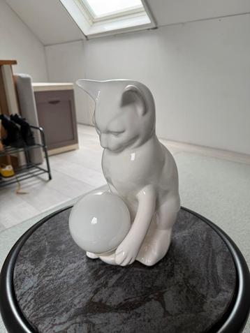 Vintage keramieken tafellamp poes met bol beschikbaar voor biedingen