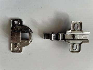 Gezocht 2 factum scharnieren overdeur inbouwkoelkast beschikbaar voor biedingen