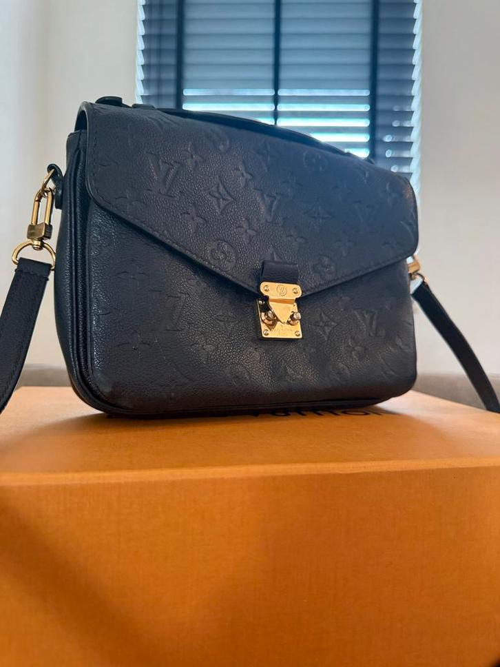 Louis Vuitton Pochette Metis - Gebruikt, Sieraden, Tassen en Uiterlijk, Tassen | Damestassen, Gebruikt, Schoudertasje, Zwart, Ophalen of Verzenden