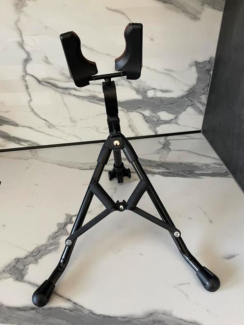 Saxofoon houder Millenium SA-1 Alto Saxophone Stand, Muziek en Instrumenten, Standaards, Zo goed als nieuw, Instrumentstandaard