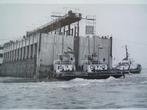 Damslag. De dam door het Brouwershavense Gat - 1972., Ophalen of Verzenden, Gelezen, Bouwkunde
