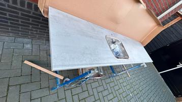 Nieuw aanrechtblad met spoelbak betongrijs 241cm beschikbaar voor biedingen