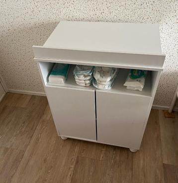 Witte commode beschikbaar voor biedingen