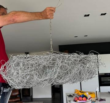 Hanglamp gemaakt van metaaldraad. beschikbaar voor biedingen
