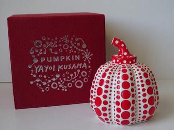 Yayoi Kusama : sculptuur met originele doos beschikbaar voor biedingen
