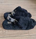 UGG Fluff Yeah Slide Slippers - Maat 42, UGG, Zwart, Ophalen of Verzenden, Zo goed als nieuw