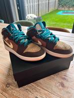 Air Jordan 1 MID SE Cacao Wow/Luminois Green mt 36, Ophalen of Verzenden, Zo goed als nieuw, Jongen of Meisje, Schoenen