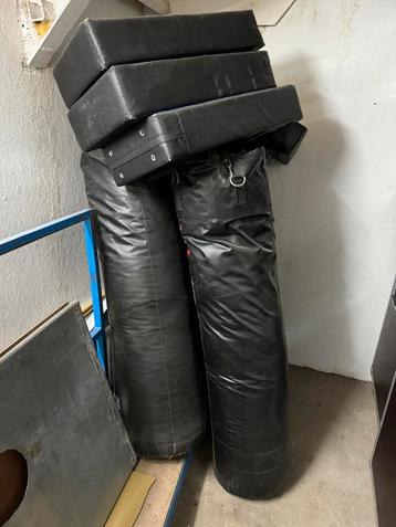 Te koop. 3 x bokszak met muurbeugel beschikbaar voor biedingen
