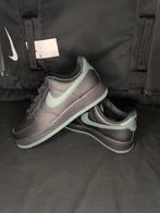 NIKE AIR FORCE 1 LOW BLACK VINTAGE GREEN - maat 45, Kleding | Heren, Schoenen, Zwart, Nike, Nieuw, Ophalen of Verzenden