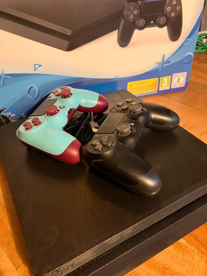 PS4 Slim 500GB + 2 Controllers, Spelcomputers en Games, Spelcomputers | Sony PlayStation 4, Gebruikt, Slim, 500 GB, Met 2 controllers