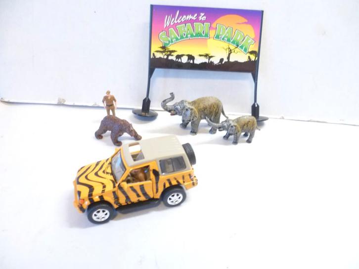 Safari Park met Olifanten, Beer+Figuurtje Mitsubishi Pajero, Hobby en Vrije tijd, Modelauto's | 1:43, Nieuw, Auto, Overige merken