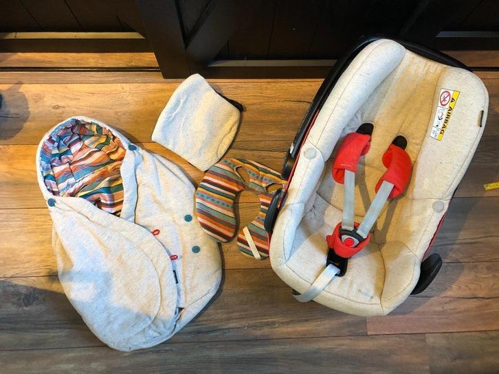 Maxi-Cosi Pebble | Folkloric Red 2014 | + voetenzak, kussens, Kinderen en Baby's, Autostoeltjes, Zo goed als nieuw, Maxi-Cosi