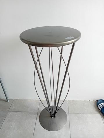 Hoge tafel metaal beschikbaar voor biedingen
