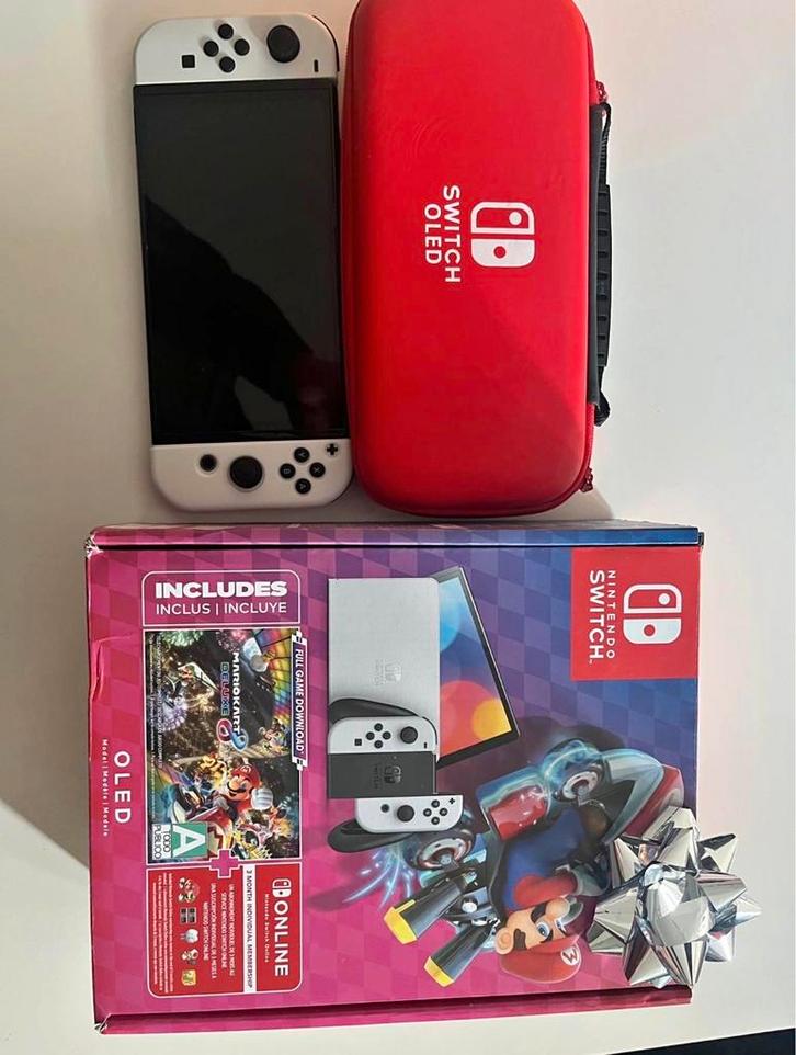 Nintendo Switch OLED + Mario Kart ediotion, Spelcomputers en Games, Games | Nintendo Switch, Zo goed als nieuw, Racen en Vliegen