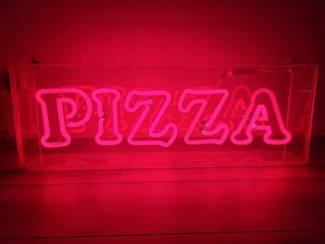 Oude neon lampen, reclameborden van pizza en pasta. beschikbaar voor biedingen
