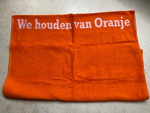 Nieuwe oranje handdoek met tekst We houden van Oranje 70x140, Verzamelen, Sportartikelen en Voetbal, Nieuw, Overige typen, Ophalen of Verzenden