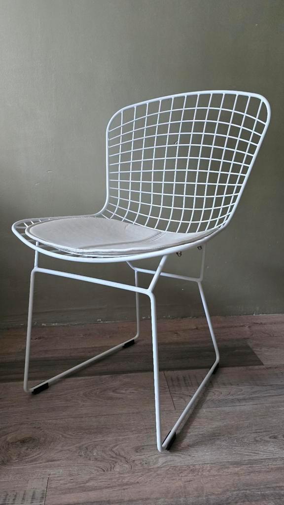 Witte design draadstoel met kussen, Huis en Inrichting, Stoelen, Gebruikt, Eén, Metaal, Wit, Ophalen of Verzenden