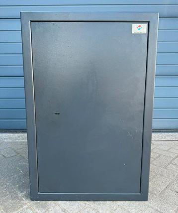 Grote garage kluis/brandkast 2 sleutels 90 cm hoog 100 kg beschikbaar voor biedingen