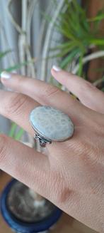 Zilveren koraal ring, maat17.5., Sieraden, Tassen en Uiterlijk, Ringen, Ophalen of Verzenden, Zo goed als nieuw, Dame, Zilver