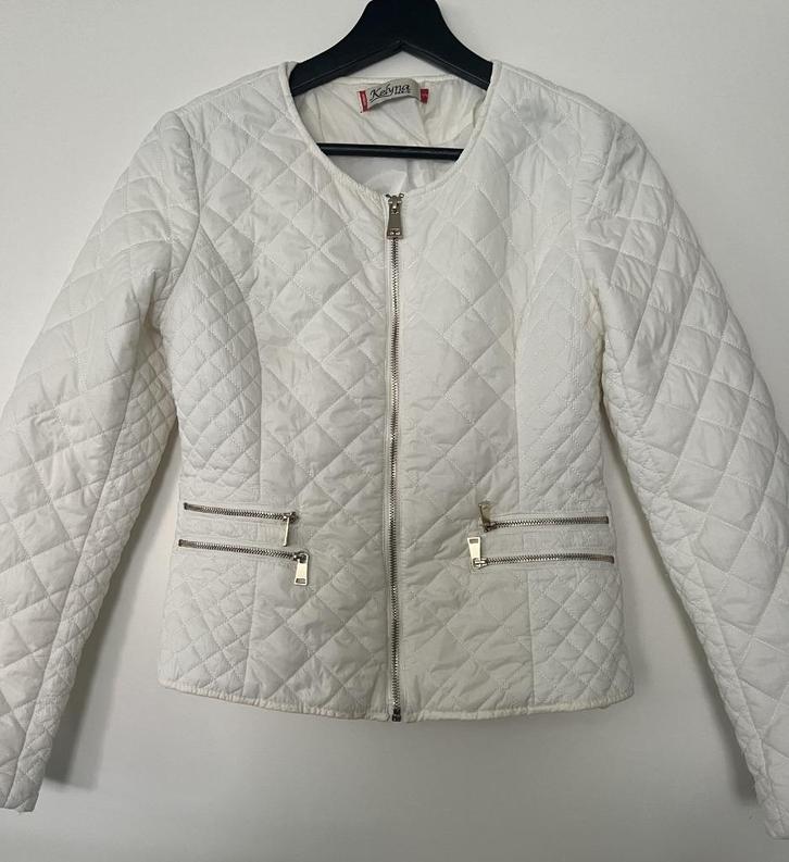 KELYNA - wit jasje - 36 (S), Kleding | Dames, Jasjes, Kostuums en Pakken, Zo goed als nieuw, Jasje, Maat 36 (S), Wit, Verzenden