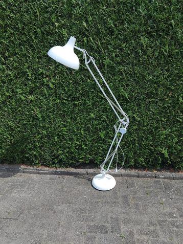 Zeer praktische witte vloerlamp  beschikbaar voor biedingen