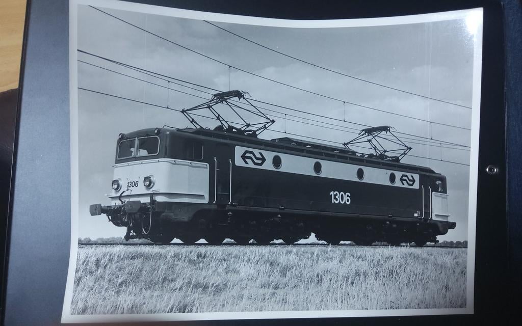 Grote Foto van NS Locomotief 1306, Verzamelen, Ophalen of Verzenden, Zo goed als nieuw, Trein, Kaart of Prent