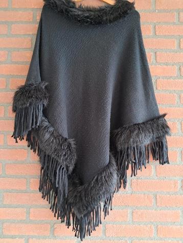 Zwarte poncho met franjes en nepbont eraan.  beschikbaar voor biedingen