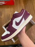 Jordan 1 low bordeaux 44,5, Kleding | Heren, Schoenen, Overige kleuren, Nike, Nieuw, Ophalen of Verzenden