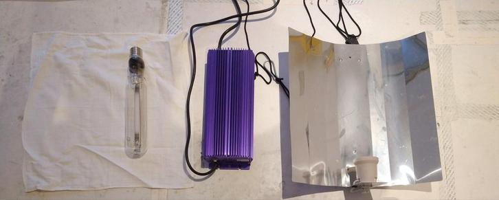 Kweekspullen kweektent kweeklamp, Tuin en Terras, Kweekspullen, Zo goed als nieuw, Kweeklamp, Ophalen of Verzenden