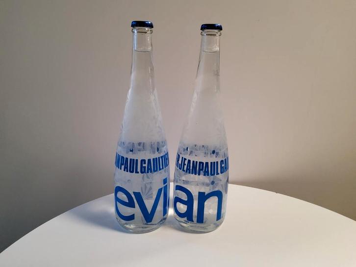 EVIAN WATERFLES LIMITED EDITION. JEAN PAUL GAULTIER. 2009., Verzamelen, Merken en Reclamevoorwerpen, Nieuw, Ophalen of Verzenden