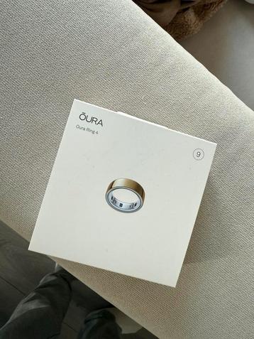 Nieuwe Oura Ring 4, maat 9 in het goud beschikbaar voor biedingen