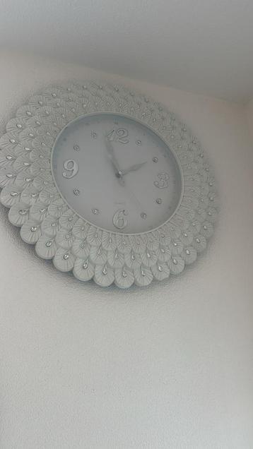 Witte klok beschikbaar voor biedingen