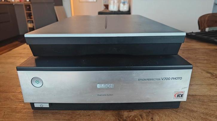 Espon V700 filmscanner met anti-newton glas, Computers en Software, Scanners, Zo goed als nieuw, Fotoscanner, Ophalen of Verzenden