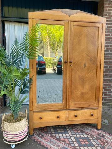 Mooie vinrage kledingkast beschikbaar voor biedingen