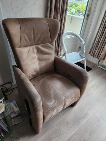 Luxe stoffen  fauteuil met sta op functie van Prominent. beschikbaar voor biedingen